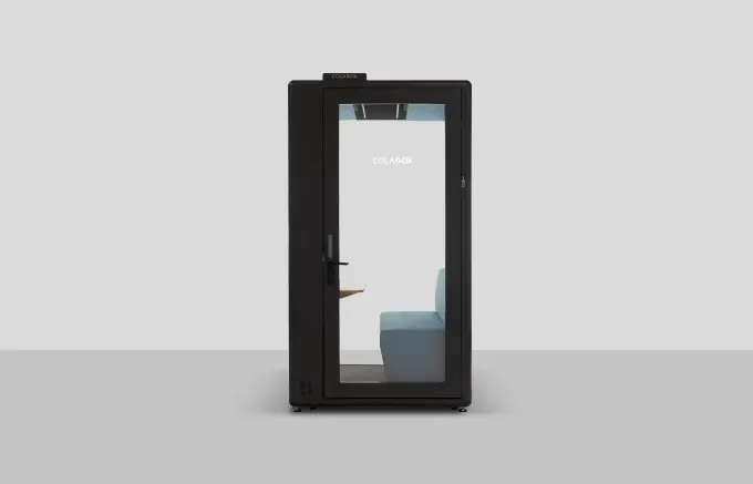 전화 업무와 화상회의에 최적화된 1인용 집중 업무 부스 내부 | 알서포트 콜라박스