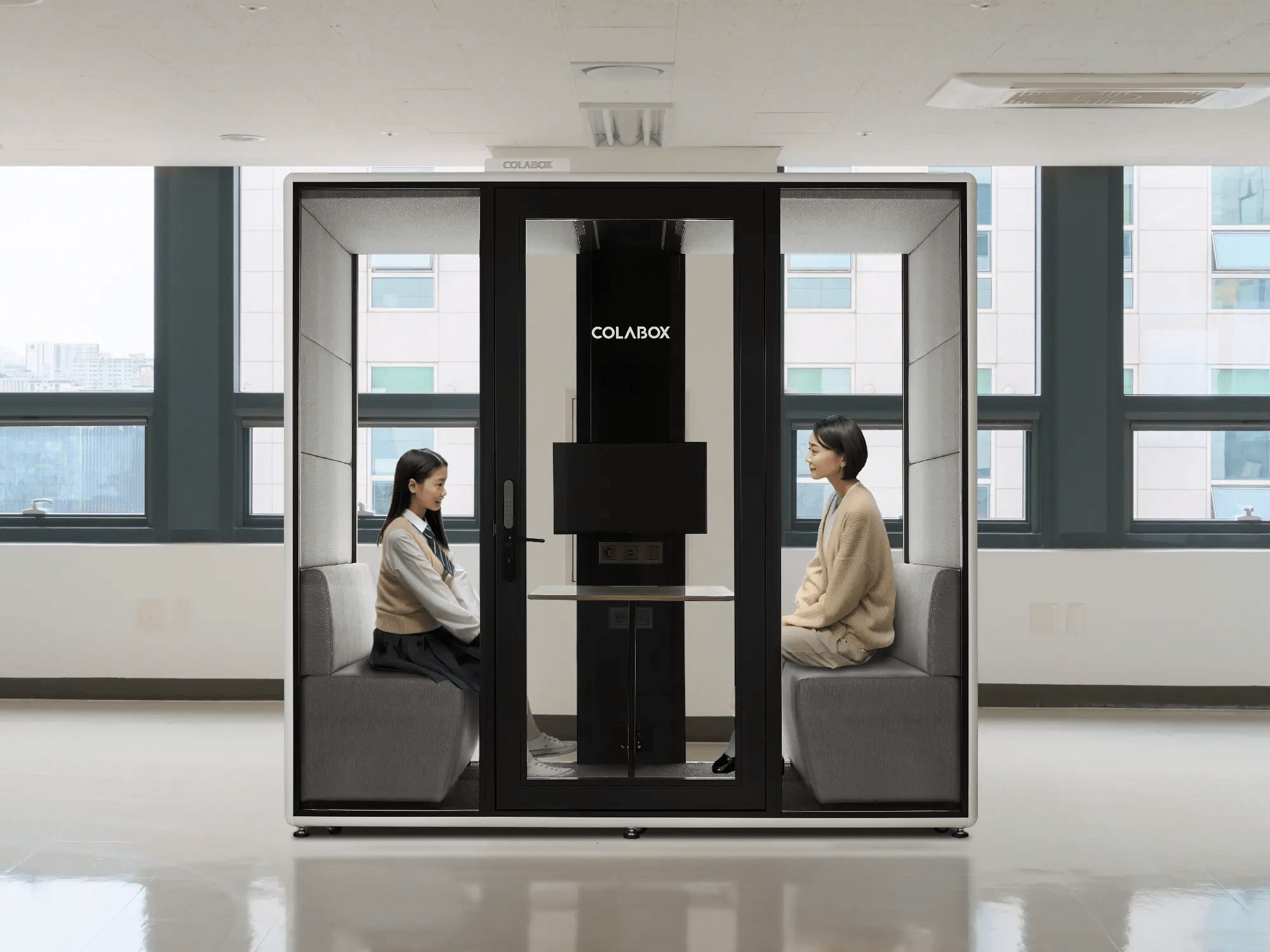 공사 없이 설치 가능한 학교 상담실 전용 조립식 방음부스 콜라박스 외관 - 안심 상담 환경 구축 솔루션 | 알서포트 콜라박스